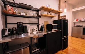 Fridge, microwave, stovetop, coffee/tea maker - 3-bedroom apartment in charming Beacon with WiFi, AC (Beacon)