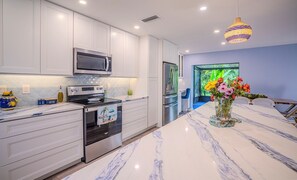 Microwave, oven, stovetop, dishwasher - Explore Anna Maria Island beaches with LG swim spa and ping pong, arcade firepit (Bradenton)