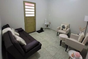 TV - Entire home close to the center of the city and safely (Trindade)