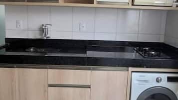 Een koelkast, een magnetron, een oven, een kookplaat