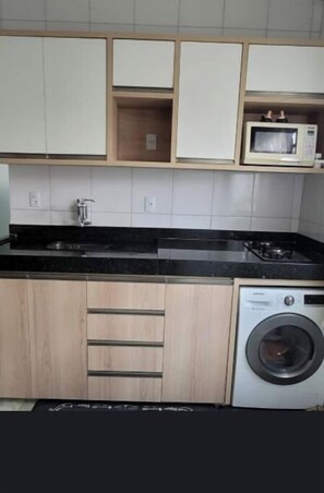 Fridge, microwave, oven, stovetop - Entire home close to the center of the city and safely (Trindade)