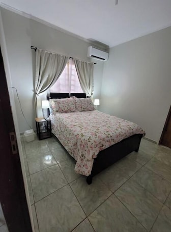 1 室のベッドルーム、WiFi、ベッドシーツ. Entire home close to the center of the city and safely