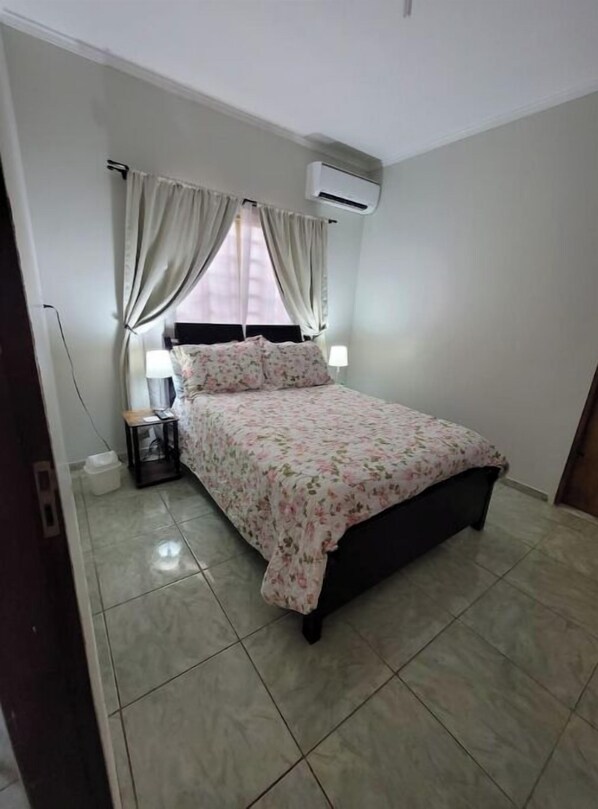 1 bedroom, WiFi, bed sheets - Entire home close to the center of the city and safely (Trindade)