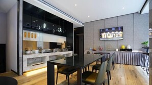 Un área de comedor moderna con un separador de vidrio que divide la cocina del espacio del comedor.