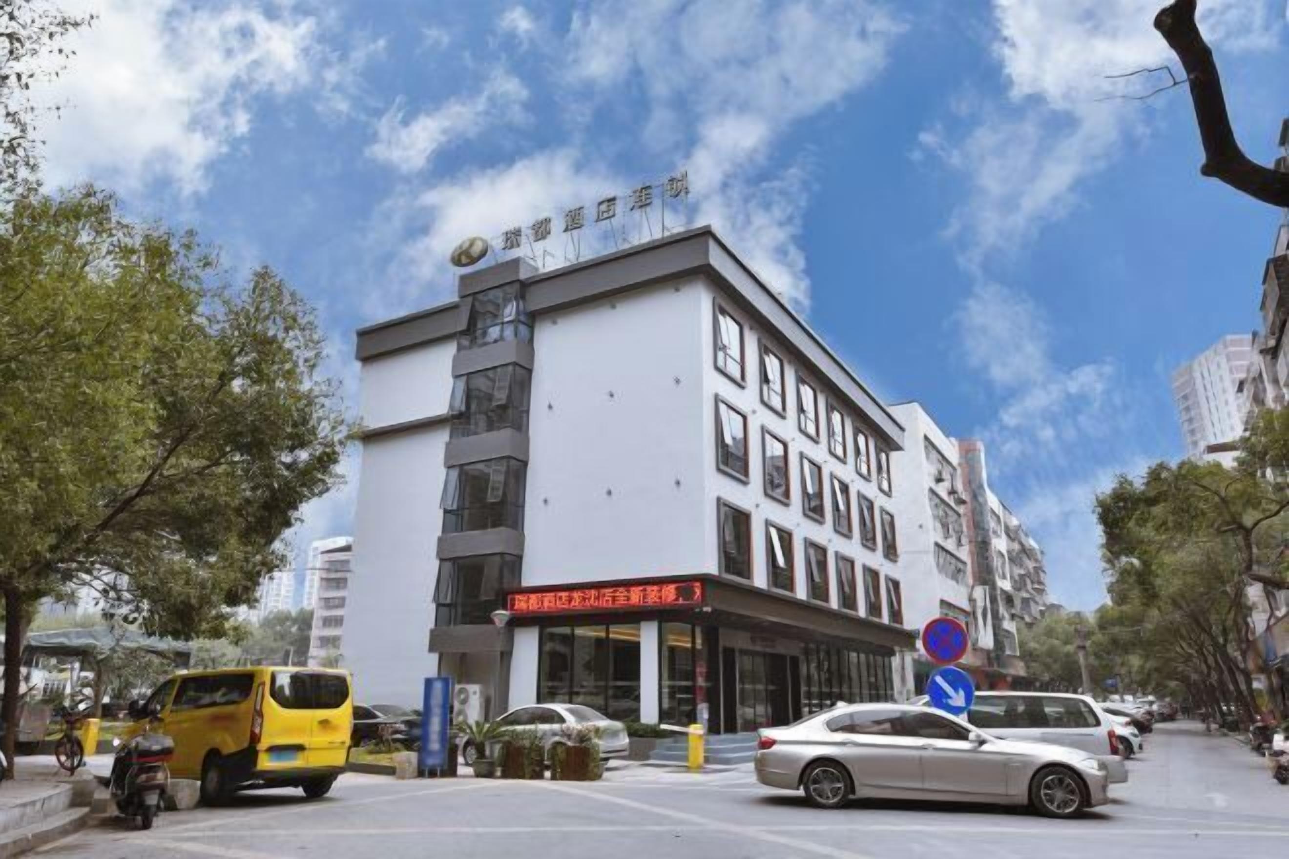 Un immeuble à plusieurs étages, sur lequel on peut voir une enseigne indiquant qu’il s’agit d  ’un hôtel.