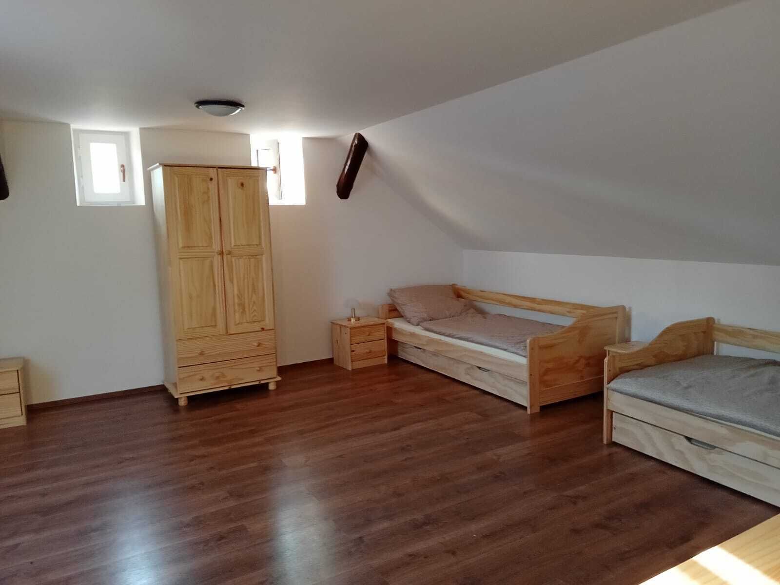 5 habitaciones, tabla de planchar con plancha, wifi y ropa de cama 
