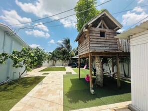 Property grounds - Charming 3-bedroom house with WiFi and AC in fabulous Hollywood (Hollywood)