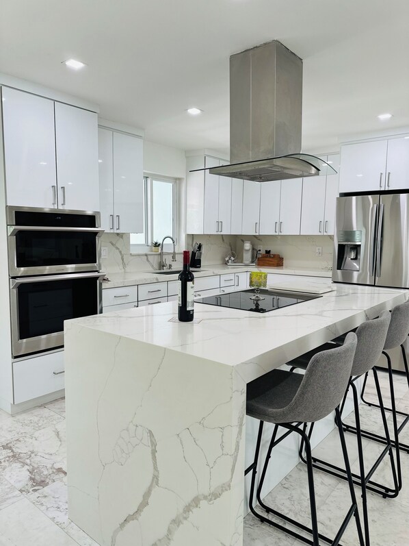 Private kitchen - Charming 3-bedroom house with WiFi and AC in fabulous Hollywood (Hollywood)