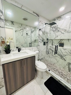 Dusche, Haartrockner, Handtücher, Seife
