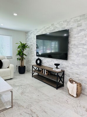 Living area - Charming 3-bedroom house with WiFi and AC in fabulous Hollywood (Hollywood)