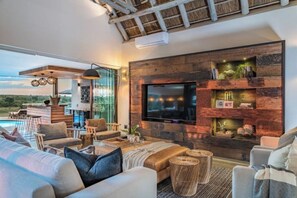 Televisión y chimenea