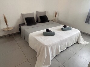 2 عدّة غرف نوم وسرير سفر وواي فاي وملاءات أسرّة