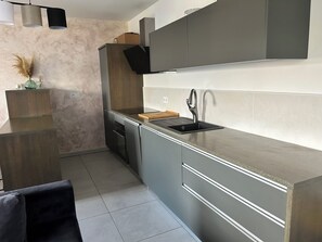 Kylskåp, mikrovågsugn, ugn och spishäll