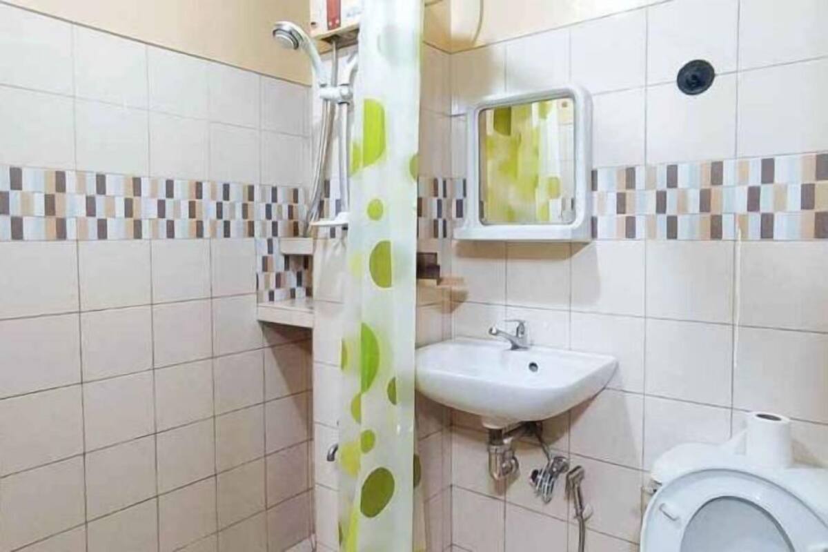 Un baño con ducha, lavabo e inodoro.