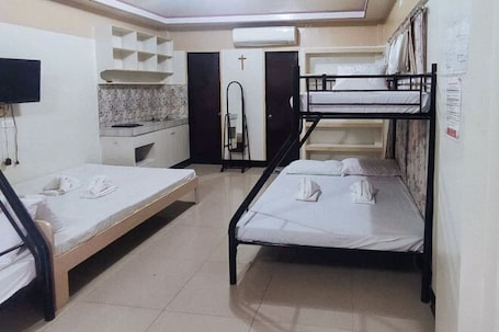 Room. RedDoorz @ Isabelle Tourist Hotel Hinatuan