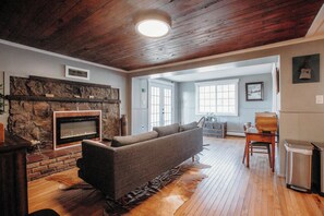 TV connectée, cheminée, jeux vidéo