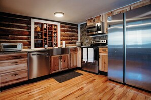 Four à micro-ondes, un four, surface de cuisson, lave-vaisselle