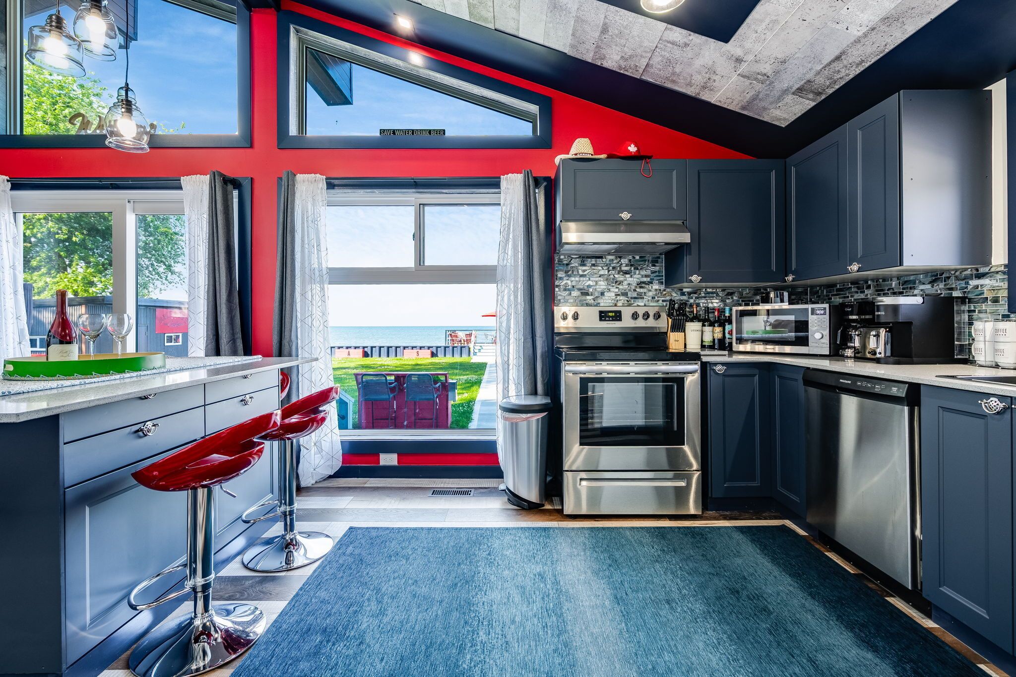 Jääkaappi, mikroaaltouuni, uuni, liesi