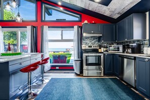 Jääkaappi, mikroaaltouuni, uuni, liesi