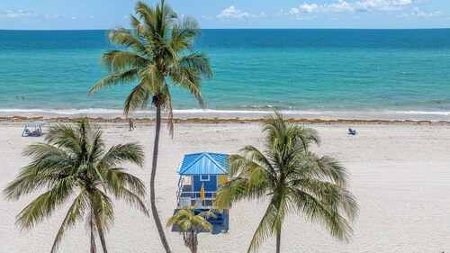 Charming condo only 70 steps to delightful Hollywood Beach!