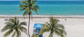 Charming condo only 70 steps to delightful Hollywood Beach!