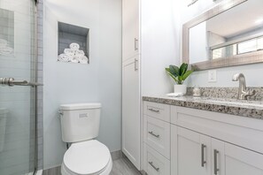 淋浴设施、吹风机、毛巾、肥皂