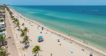 Charming beachfront condo 70 steps to Hollywood Beach, pool & free parking!