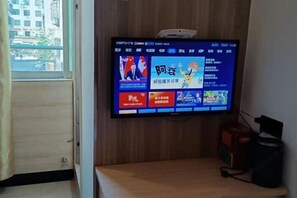 Un televisor montado en la pared que muestra varios canales.