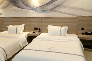 A hotel room with two beds, wooden headboard, and a marble-like ceiling. - Fogang Bolin Fashion Hotel (Fogang)