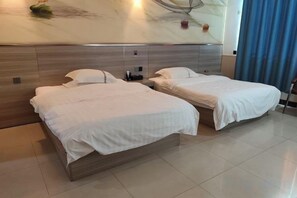 Ein Hotelzimmer mit zwei Betten, einem großen Kunstwerk an der Wand und Blick ins Freie.