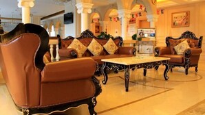 A lobby with ornate furniture, a central coffee table, and a decorative clock on the wall. - Vienna Hotel (Hangzhou Xiaoshan Airport) (Hangzhou)