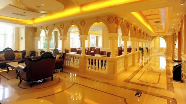 A spacious lobby with a polished floor, elegant seating, and a series of arches. - Vienna Hotel (Hangzhou Xiaoshan Airport) (Hangzhou)