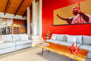 Smart-TV, Tischtennisplatte, Drucker