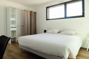 3 bedrooms, iron/ironing board, WiFi, bed sheets - Belle Maison Plain Pied Contemporaine en Ossature Bois à 300 m des Plages (Plouescat)