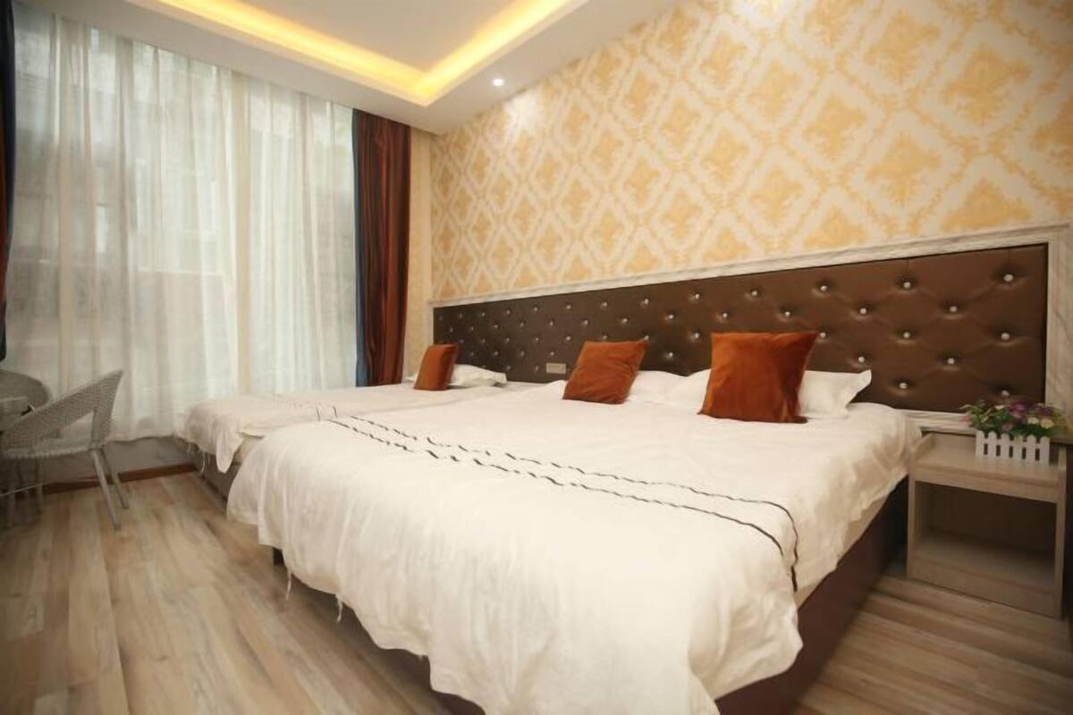 Una camera d'albergo con un letto grande, una scrivania e una sedia.