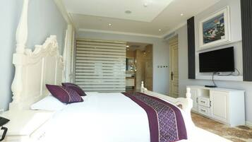 Quarto com cama grande, televisão na parede e porta deslizante para outro espaço.