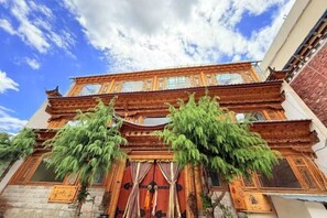Ein traditionelles Gebäude mit aufwendiger Architektur, großen Fenstern und einem markanten Eingang.