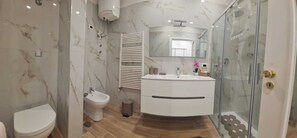 Douche, sèche-cheveux, bidet, serviettes fournies
