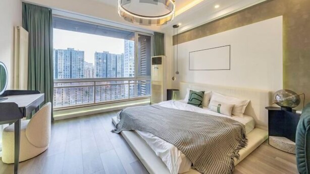 Une chambre moderne avec une grande fenêtre, un lit, un bureau et une chaise.