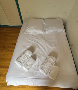 5 bedrooms, WiFi, bed sheets