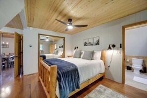 3 bedrooms, iron/ironing board, WiFi, bed sheets - Franklin A-Frame with Hot Tub and Mountain Views (Franklin)