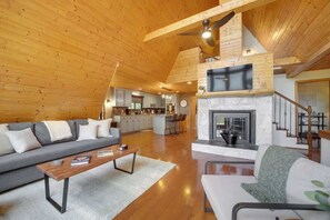 Smart TV, fireplace, offices - Franklin A-Frame with Hot Tub and Mountain Views (Franklin)
