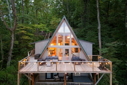 Franklin A-Frame with Hot Tub and Mountain Views