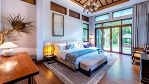 Un dormitorio moderno con una cama grande, un escritorio y vistas al exterior.