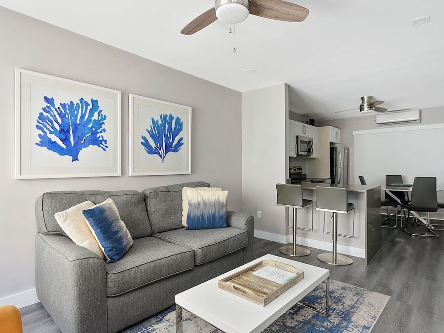 Apartamento clásico, vistas parciales al mar | Zona de estar | Una televisión de pantalla plana