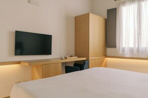 Literie de qualité supérieure, matelas mémoire de forme, minibar, bureau