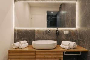 Loftsrom – superior, bakgårdsutsikt | Bad | Dusj, hårføner, håndklær og såpe