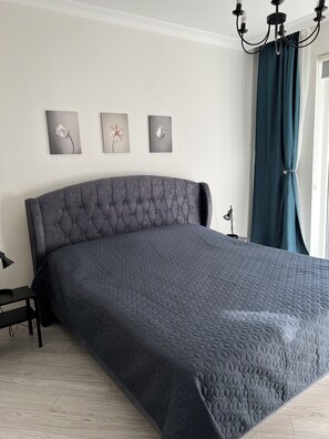 1 dormitorio, tabla de planchar con plancha, wifi y ropa de cama