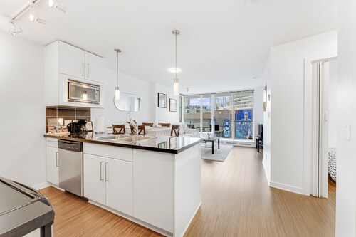 2 Bedroom condo in heart of Downtown Vancouver with Pool, Gym & Free Parking