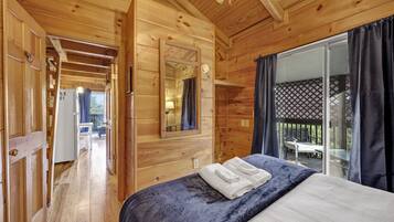 2 habitaciones, tabla de planchar con plancha y cuna de viaje